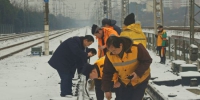 除雪打冰人员及时除雪涂油，保证设备正常使用 - Hb.Chinanews.Com