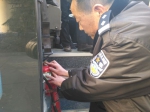 民警正在对客运车辆进行安检 - Hb.Chinanews.Com