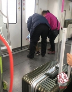 武汉地铁21号线上老人让孩子在车厢内大小便 - 新浪湖北