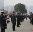 武汉市公安局汉阳分局民警用身体围站成应急导流槽。  本文图片均为武汉汉阳公安分局 供图 - 新浪湖北