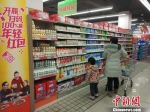 居民在超市里购物。中新网记者李金磊摄 - 新浪湖北