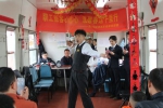 乘务员为旅客表演街舞 徐安宏 摄 - Hb.Chinanews.Com