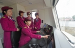 3月6日，驾驶舱内吴亚（中）与同事交流业务。  （湖北日报全媒记者 倪娜 ） - 新浪湖北