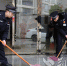湖北汉江监狱青年民警志愿服务者为老干部活动中心打扫卫生.JPG - 司法厅