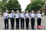 女警中队拍摄照片呼吁司机礼让行人 宜昌交警供图 - 新浪湖北