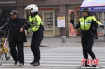 两名女警帮助行动不便老人过马路 宜昌交警供图 - 新浪湖北