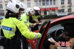 女警在路上协助查处交通违法 宜昌交警供图 - 新浪湖北