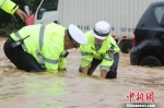 女警和男民警一起在暴雨后疏导交通 宜昌交警供图 - 新浪湖北