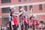 女警中队在校园为学生们指导交通手势 宜昌交警供图 - 新浪湖北
