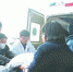 包机落地后将病人抬上救护车 - Hb.Chinanews.Com