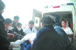 包机落地后将病人抬上救护车 - Hb.Chinanews.Com