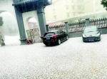 图为：昨日下午，咸宁九宫山一酒店餐桌被冰雹覆盖 - 新浪湖北
