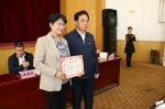 4、华文哲理事长向离任的市州残联理事长颁发荣誉证书.JPG - 残疾人联合会