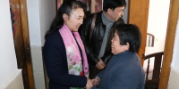 图为杨丹珠走访黄石市完成无障碍改造的困难残疾人家庭 - 残疾人联合会