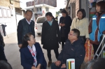 图为杨丹珠与鄂州市鄂城区家庭医生签约点的社区医生和残疾人朋友交流 - 残疾人联合会
