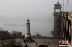 资料图：武汉雾霾天气。中新社记者 张畅 摄 - 新浪湖北