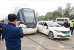 昨日武汉一小轿车撞上光谷有轨电车 维修费需6万 - 新浪湖北