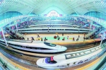 　　图为：4月7日，清明小长假最后一天，武汉站十几个站台停满高铁动车组，正陆续发送旅客。 - 新浪湖北