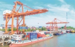 阳逻港一期码头正在吊装集装箱，2017年，阳逻港集装箱吞吐量突破126万标箱，成为长江中上游吞吐量最大的集装箱港口 - 新浪湖北