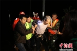 消防官兵将被困人员转移至安全地带 朱涛 摄 - 新浪湖北