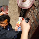 湖北黄梅11岁男孩穿越墙缝脑袋被卡 消防救援 - Hb.Chinanews.Com