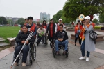 图为苏柳英小组志愿者全程陪护残疾人出游 - 残疾人联合会