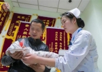 武汉父女俩同月同日出生 连出生体重都一样（图） - Hb.Chinanews.Com