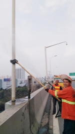 汉阳城管自创洗刷“神器” 提升高速清洁效率 - 新浪湖北