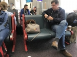 奥黑尔机场的乘客享用免费无线网络上网。(美国《世界日报》/记者黄惠玲 摄) - Hb.Chinanews.Com