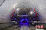 图为，建设者正在余家山隧道进行防水板施工　徐云华　摄 - 新浪湖北