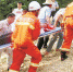 楚天都市报讯 图为救援人员用担架抬出伤者 - 新浪湖北