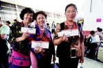 图为：3名进藏旅客展示手中的机票 - 新浪湖北