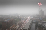 武汉遭遇暴雨袭城一秒黑天 车辆驶过武汉大道激起水花 - 新浪湖北