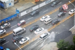 武汉遭遇暴雨袭城一秒黑天 车辆驶过武汉大道激起水花 - 新浪湖北