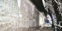图为工人在隧道施工 - 新浪湖北