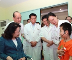 图为中国残联主席张海迪与患儿亲切交流 - 残疾人联合会