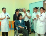 图为中国残联主席张海迪到儿童康复科与患儿家长亲切交流 - 残疾人联合会