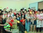 图为中国残联主席张海迪与患儿和患儿家长合影 - 残疾人联合会
