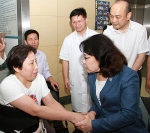 图为中国残联主席张海迪与患者亲切交流 - 残疾人联合会
