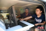 资料图：2017年高考，技术人员在福州一考场开展无线电信号监测。张斌 摄 - 新浪湖北
