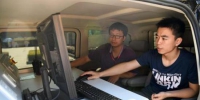 2017年高考，技术人员在福州一考场开展无线电信号监测。张斌 资料图 - 新浪湖北