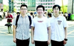 图为田秋实、王泰格、蔡宇翔在考点前合影（从左至右）。楚天都市报记者黄士峰摄 - 新浪湖北