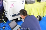 为武汉移动公司工作人员正在测试5G网速。 - 新浪湖北