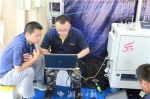 图为武汉移动公司工作人员正在测试5G网速。 - 新浪湖北