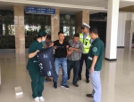 民警将中毒乘客送往医院 警方供图 - 新浪湖北