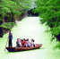 图为：6月17日，游客在武汉市新洲区涨渡湖湿地泛舟游览。 - 新浪湖北
