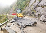 图为：鹤峰清理道路上的山石 - 新浪湖北