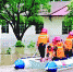 图为：昨日，持续强降雨导致当阳市子龙村一家四口被洪水围困，消防官兵利用橡皮艇将他们救出。 通讯员刘邦沛摄 - 新浪湖北