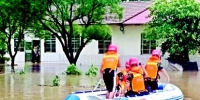 图为：昨日，持续强降雨导致当阳市子龙村一家四口被洪水围困，消防官兵利用橡皮艇将他们救出。 通讯员刘邦沛摄 - 新浪湖北