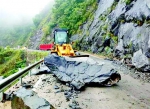 图为：鹤峰县组织人力清理省道上滑落的山石 - 新浪湖北